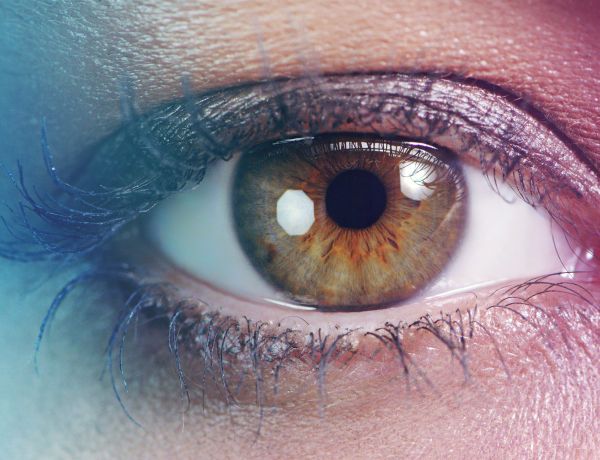 Nahaufnahme eines geschminkten Auges in bunten Farben