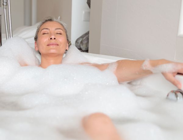 Frau in Badewanne mit Schaum