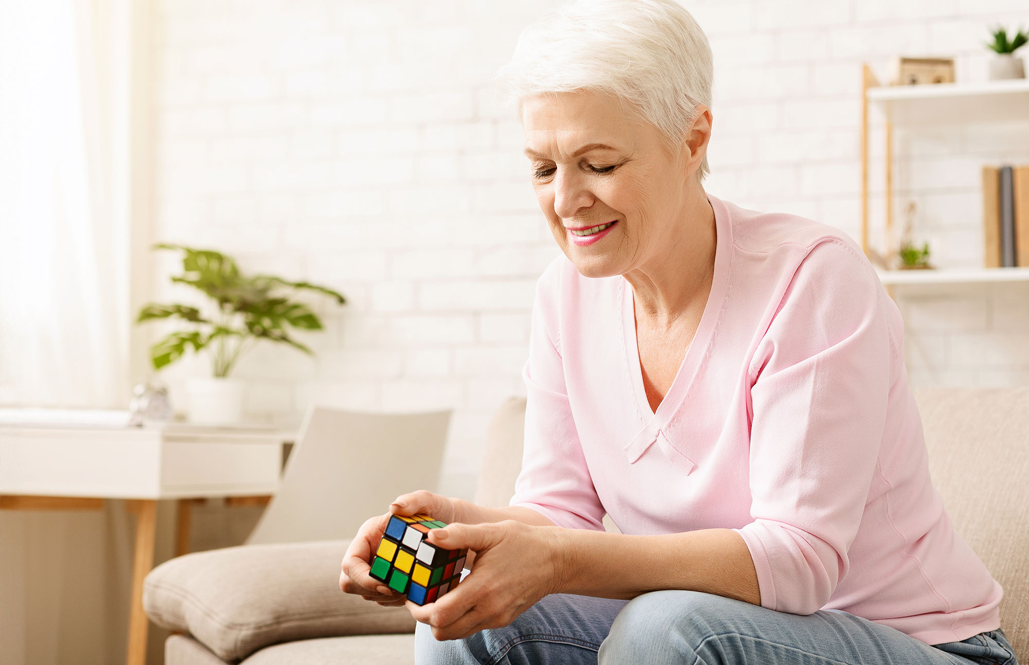 Ältere Frau spielt mit Würfel