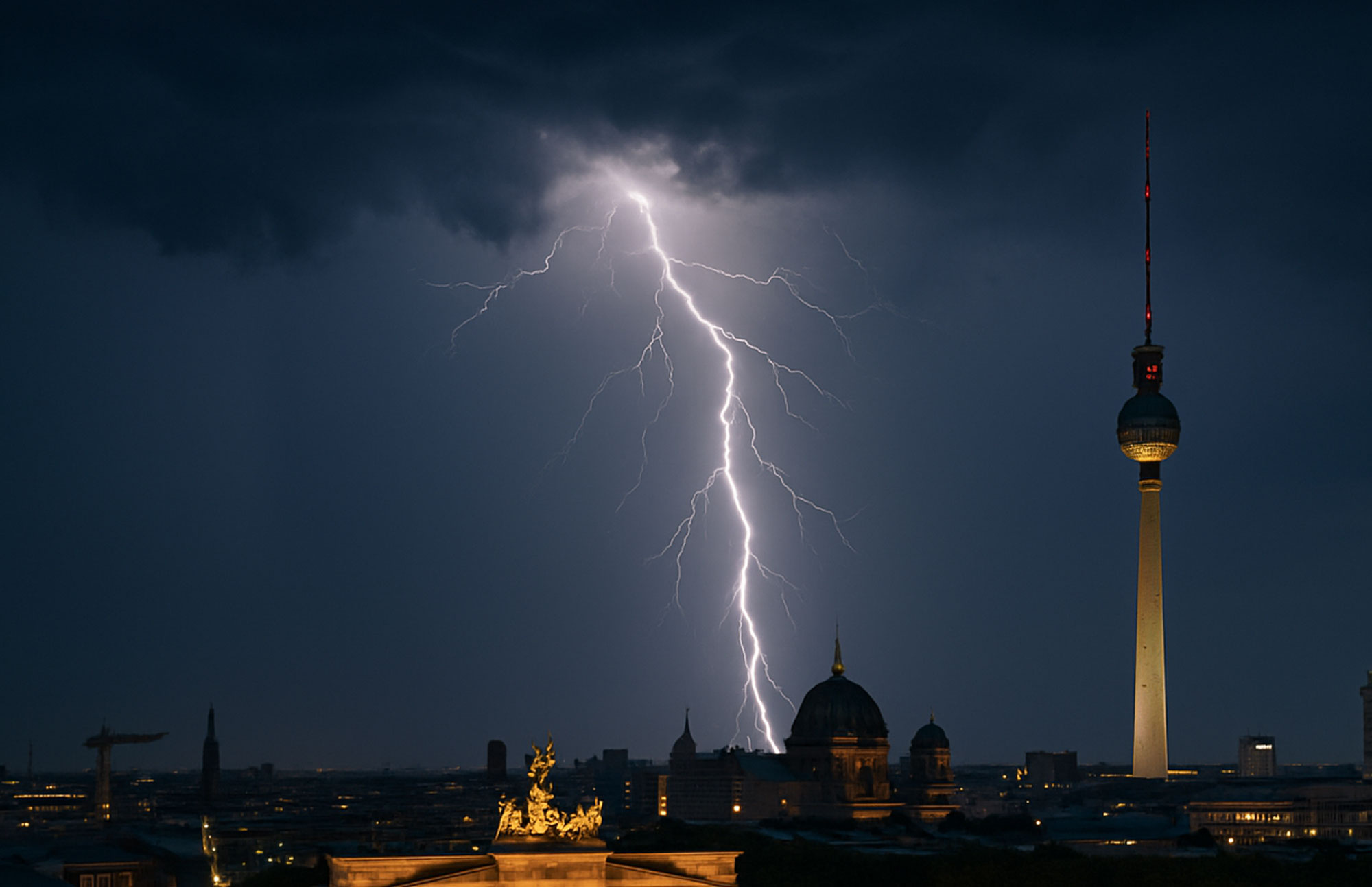 Blitz bei einem Sommergewitter über der Berliner Skyline mit Fernsehturm