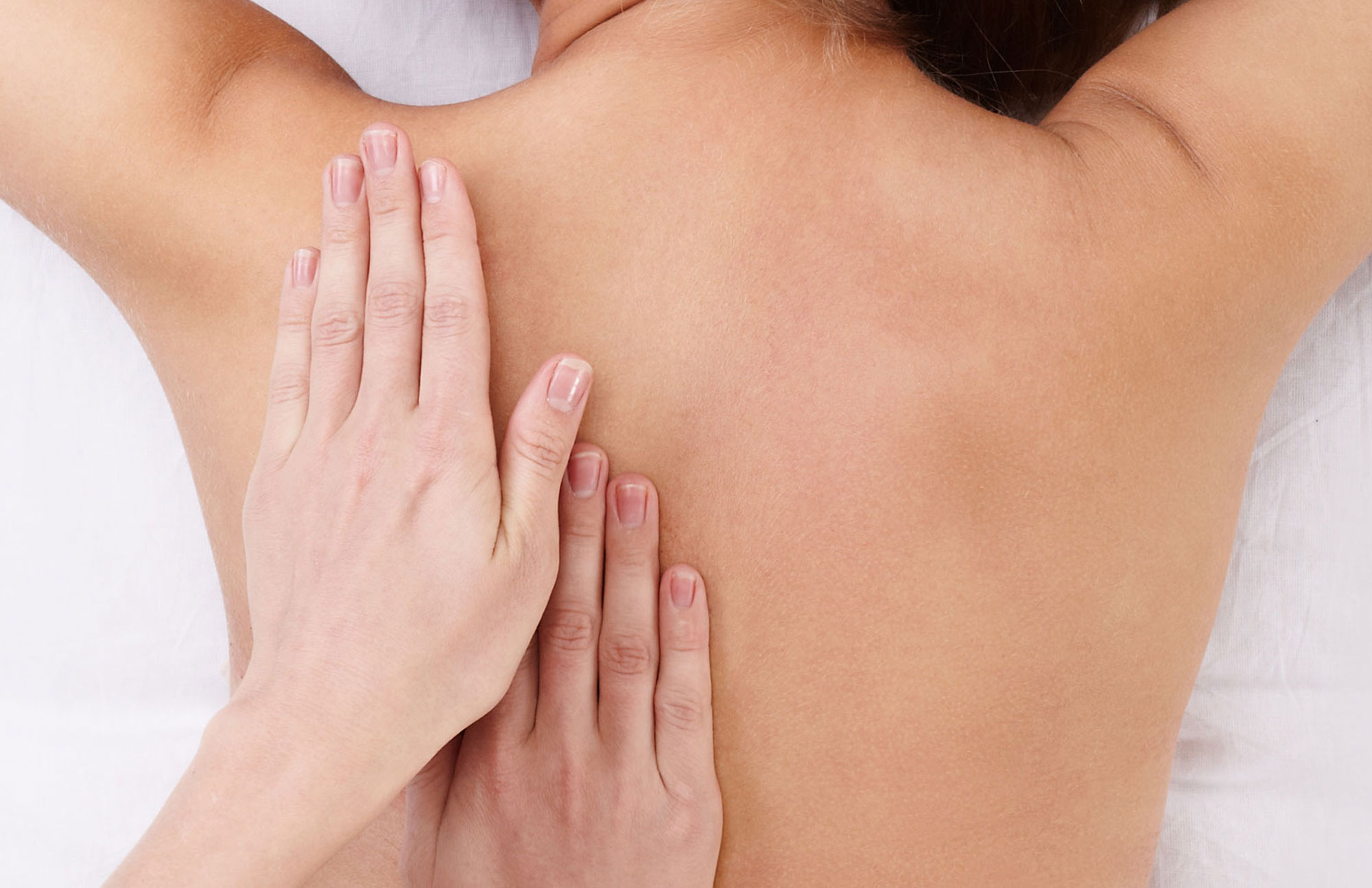 Frau genießt entspannende Rückenmassage als Teil eines Wellness- und Entspannungsangebots in Berlin